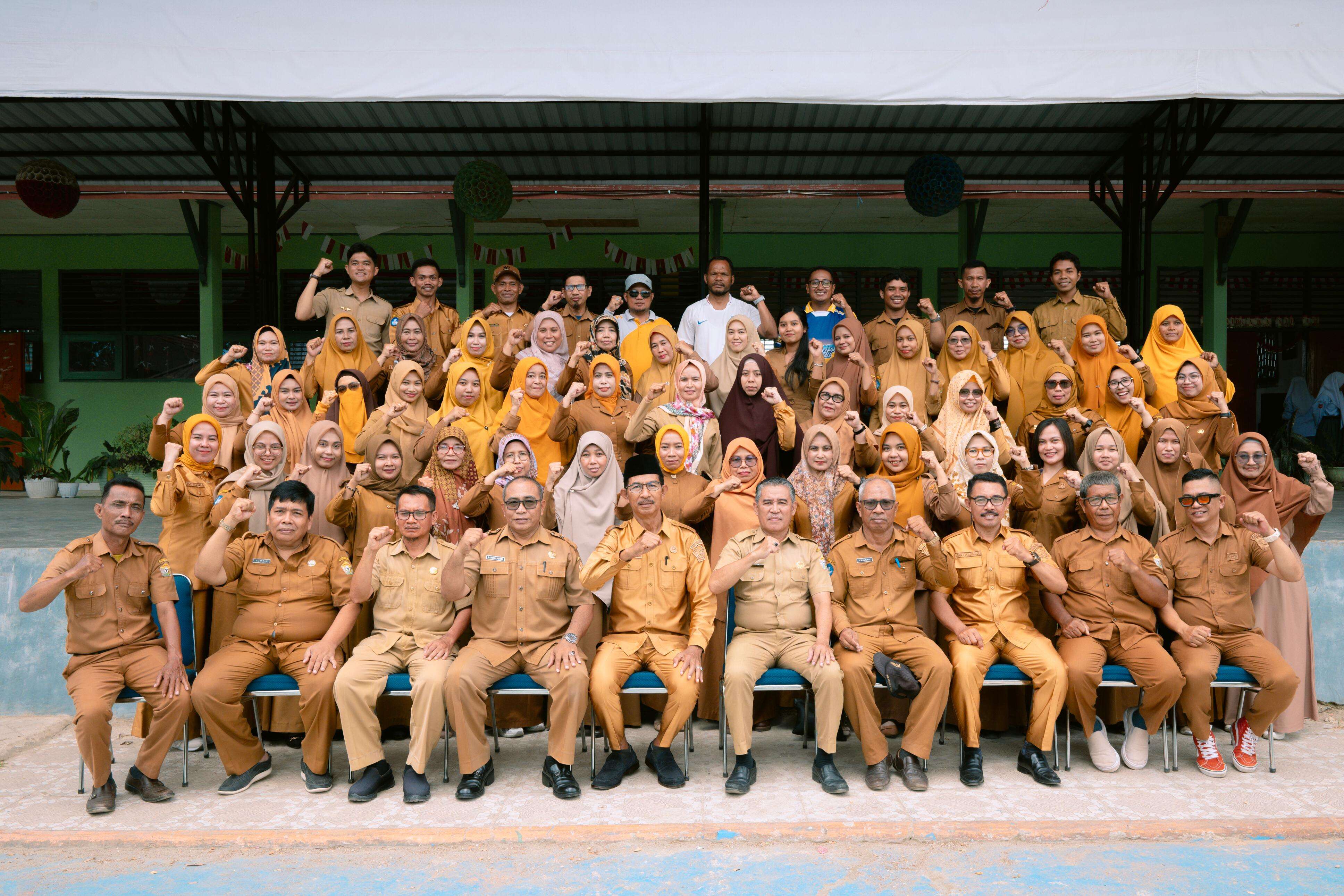 Guru beserta staf sekolah
